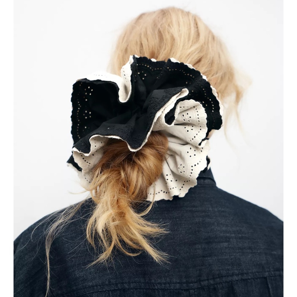 LARGE EMBROIDERED SCRUNCHIE